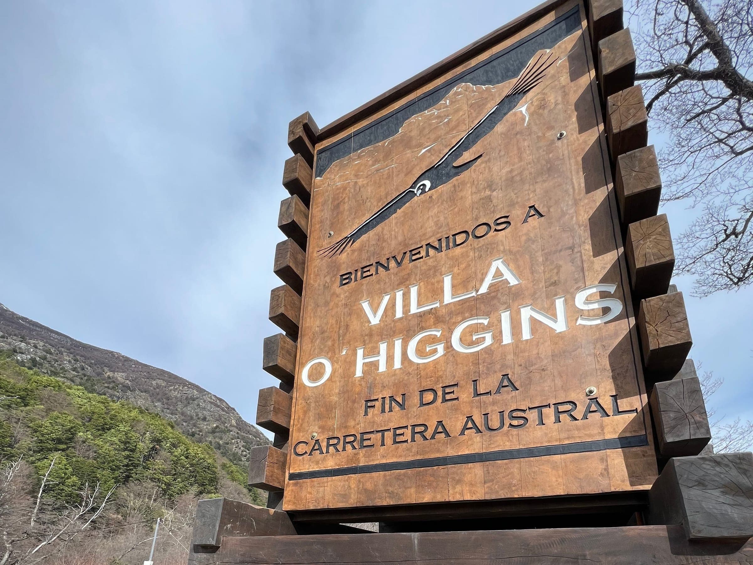 Il cartello di legno che dà il benvenuto a Villa O'Higgins, fine della Carretera Austral, con un condor intagliato