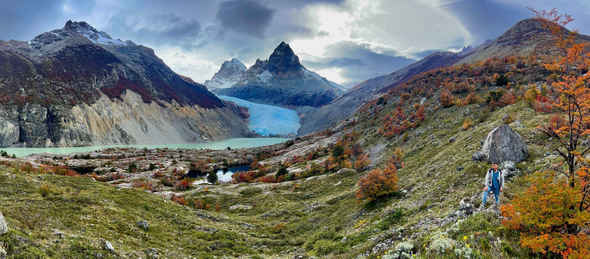 Le cime Mellizas: un ghiacciaio che scende fino a una laguna e lenga rosse d'autunno sul pendio