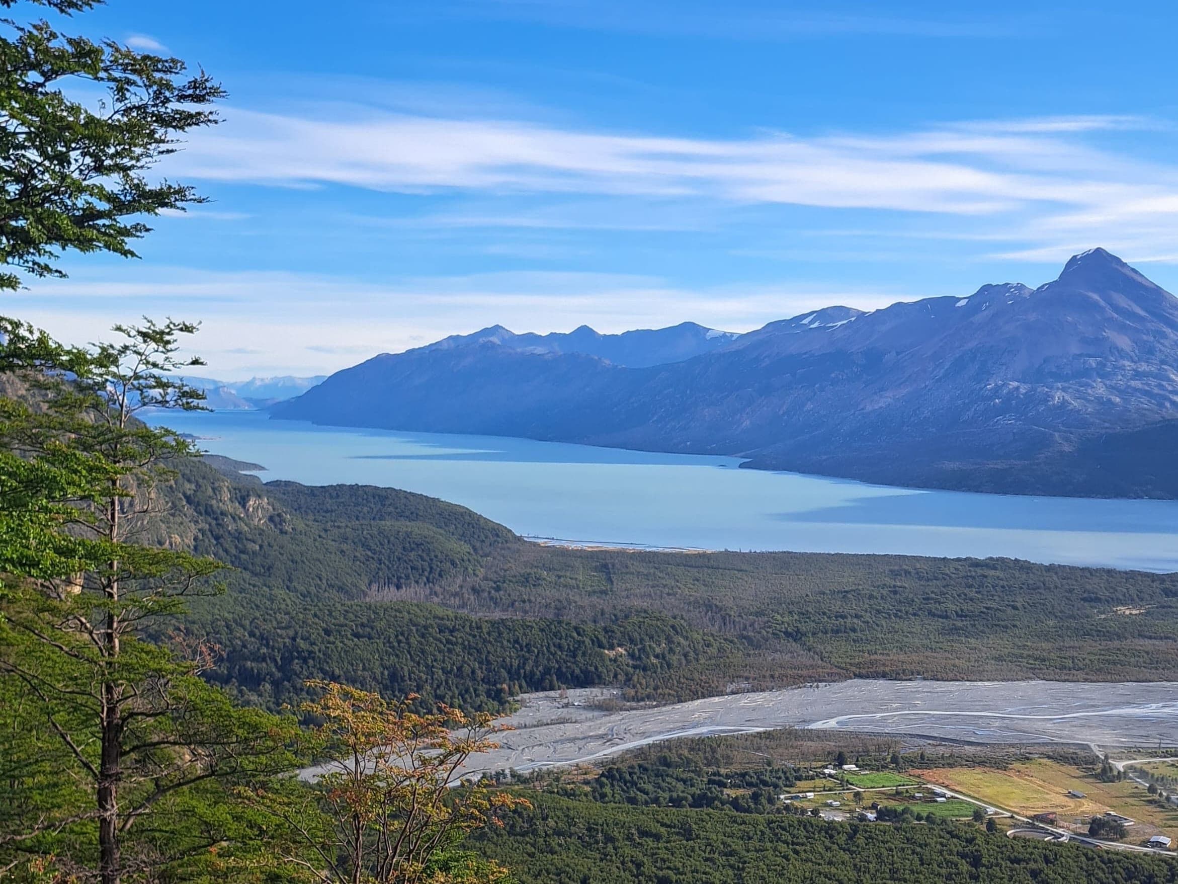 Il lago O'Higgins e la valle, da un belvedere nel bosco