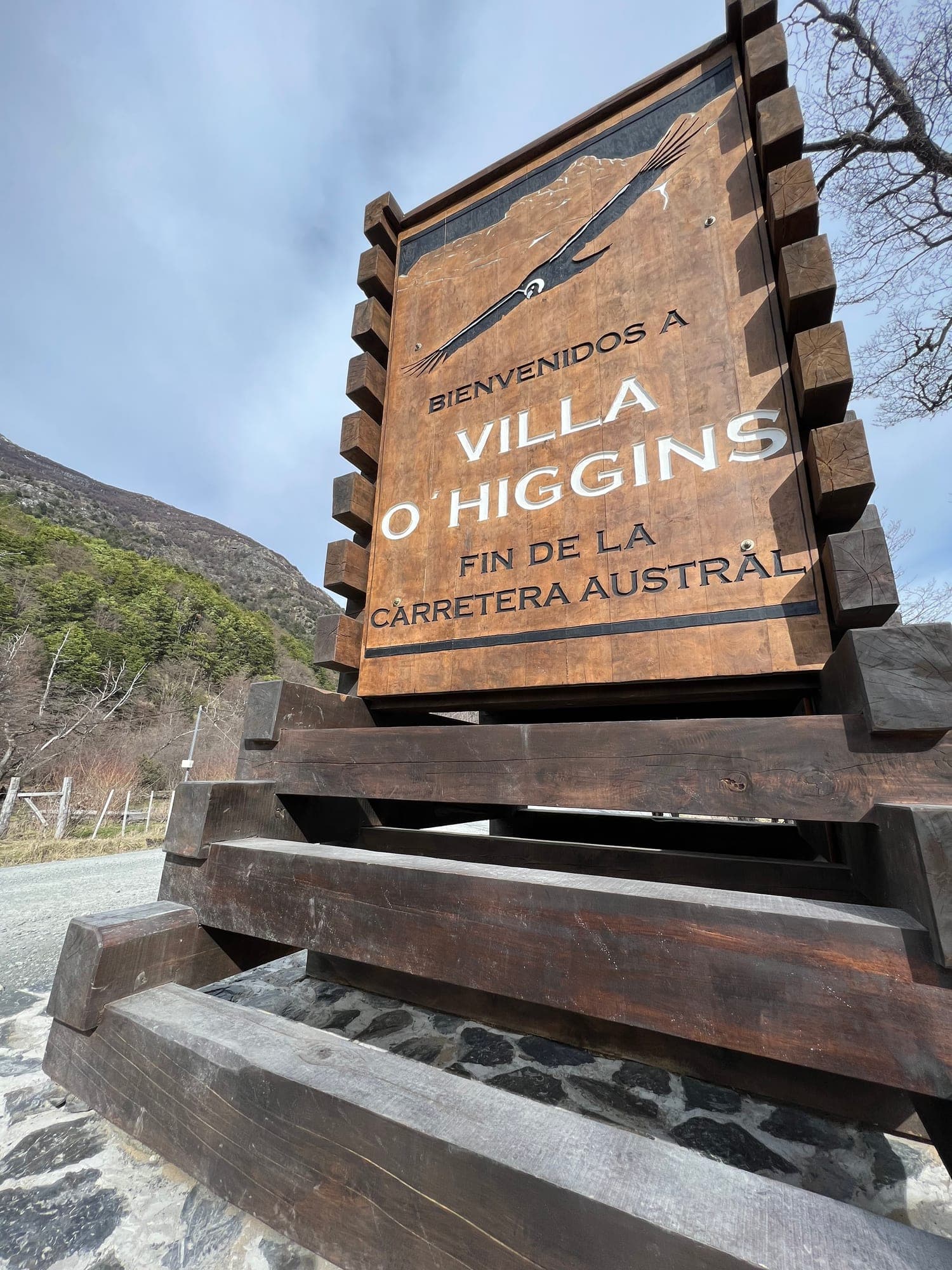 El cartel de madera que da la bienvenida a Villa O'Higgins, fin de la Carretera Austral, con un cóndor tallado