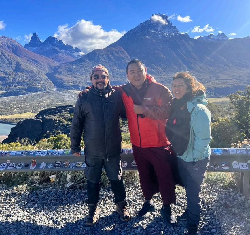 Javi con due membri del gruppo dell'Ecotrek Patagonia 2025, su un belvedere di fronte alla cordigliera