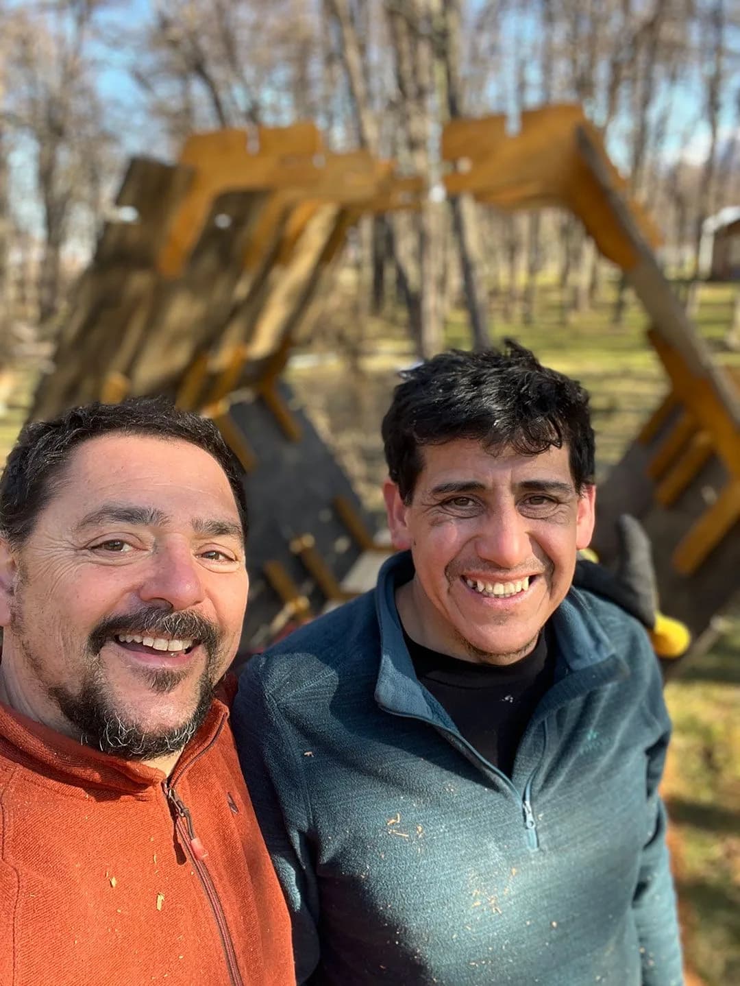 Javi e Pachi sorridono davanti a un micro-rifugio nel campeggio di Villa O'Higgins