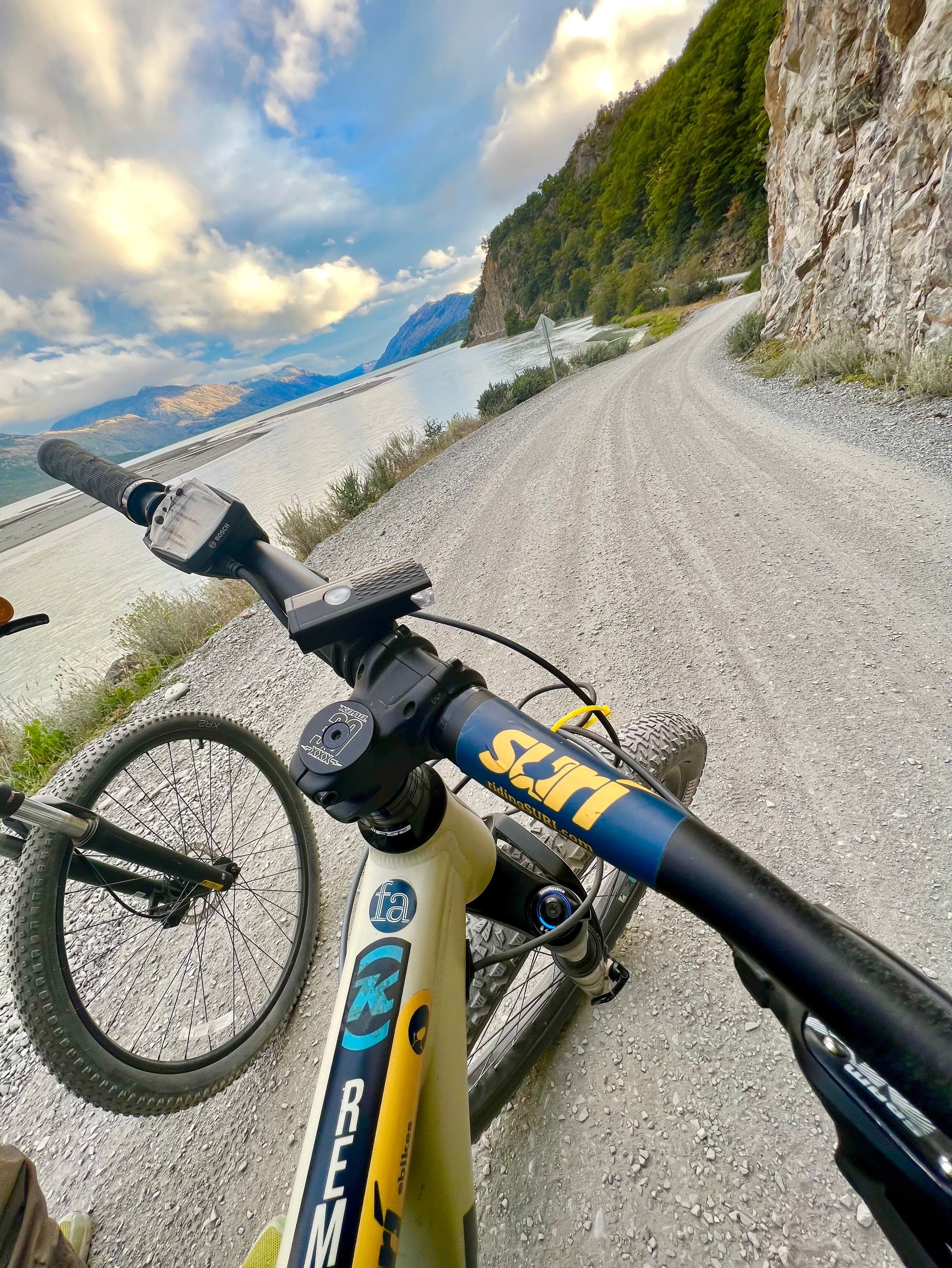 Manubrio di una e-bike di SURí sullo sterrato della Carretera Austral