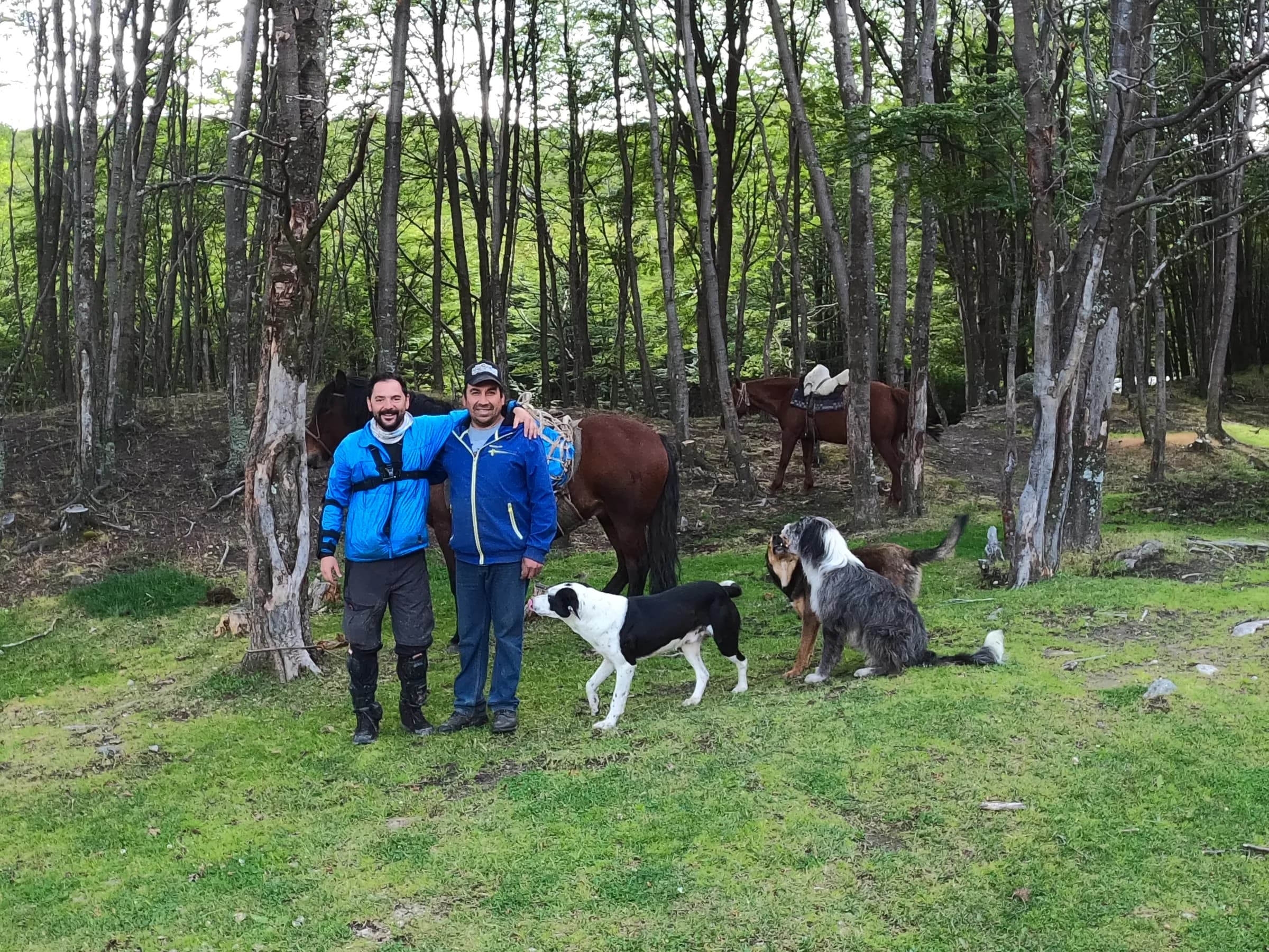 Ricardo Levicán e Javi con i cavalli e i cani, verso il Lago del Desierto