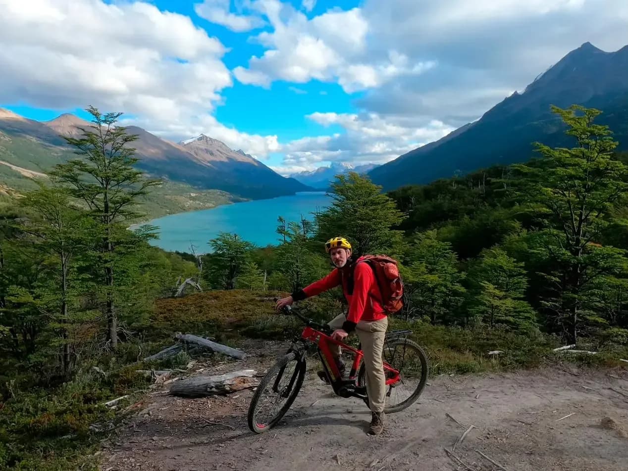 Un ciclista con la sua e-bike su un belvedere sopra il Lago del Desierto