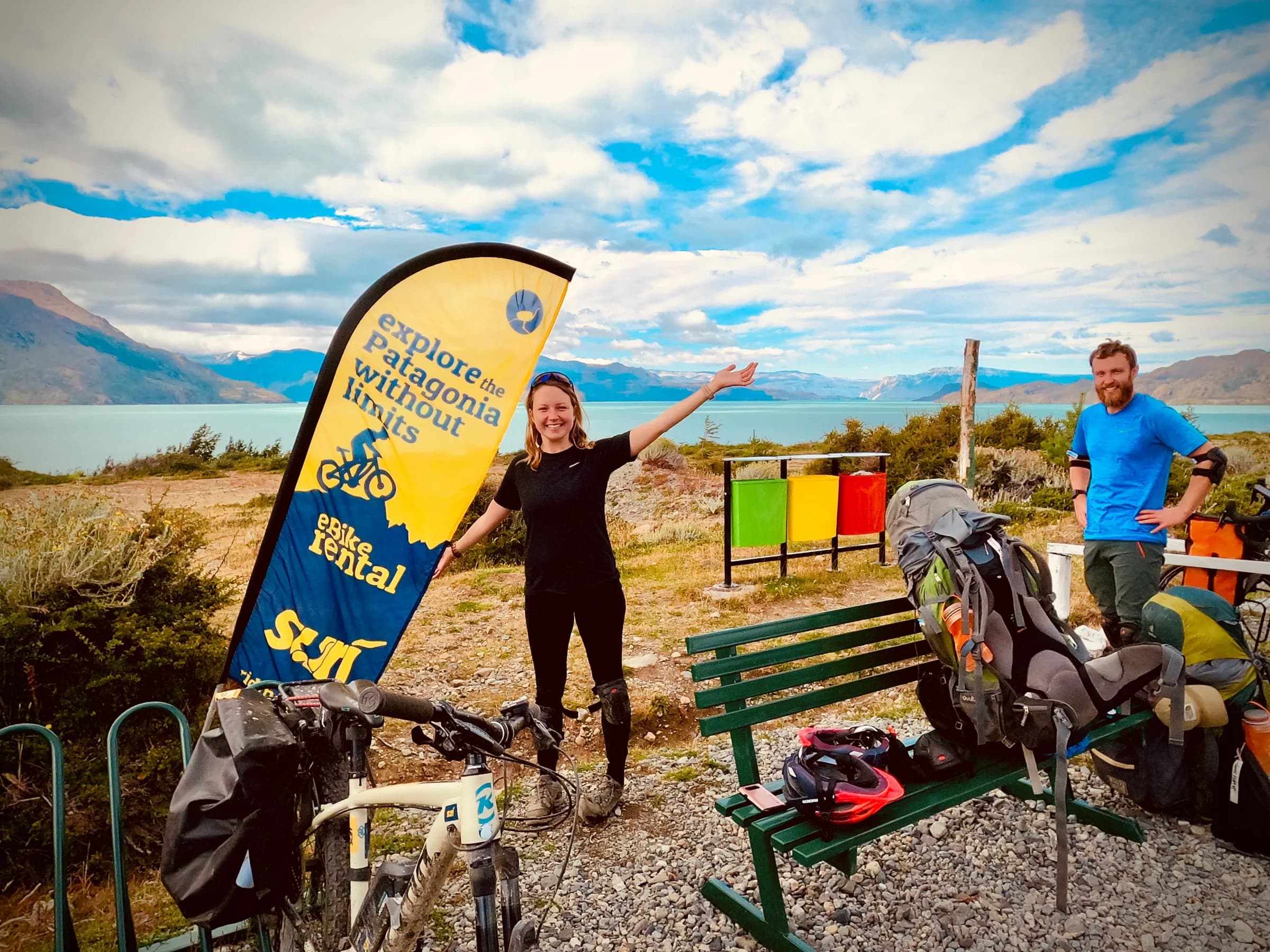 Viaggiatori con le bici cariche in riva al lago, a Candelario Mancilla