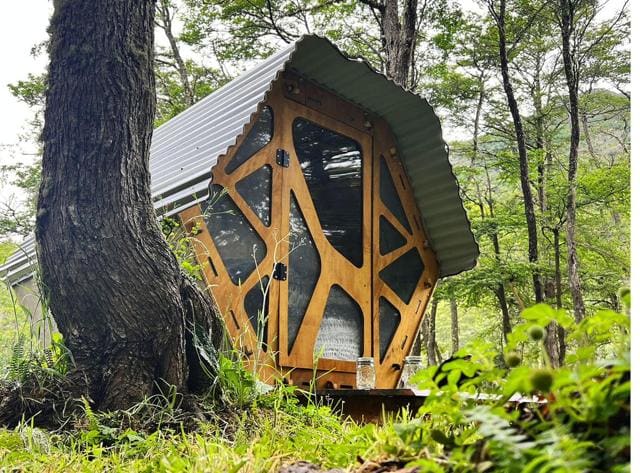Un micro-refugio de madera entre los árboles