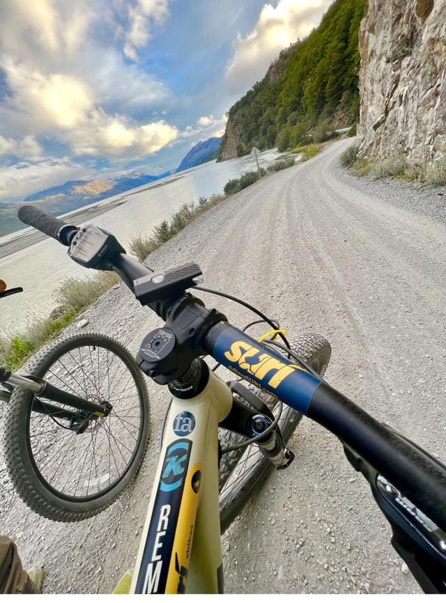 Manubrio de una e-bike de SURí sobre el ripio de la Carretera Austral