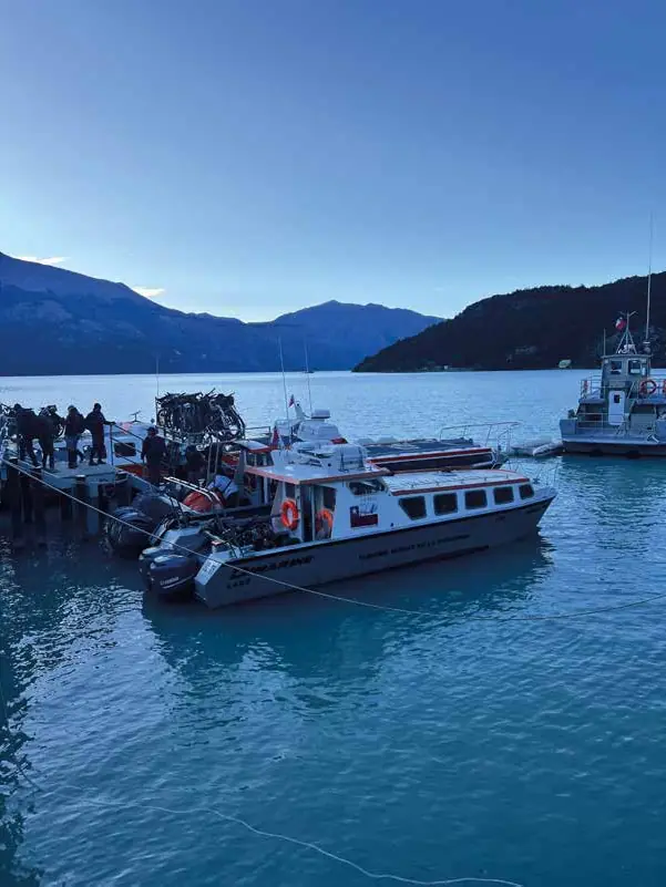 Una embarcación navega el lago O'Higgins entre montañas